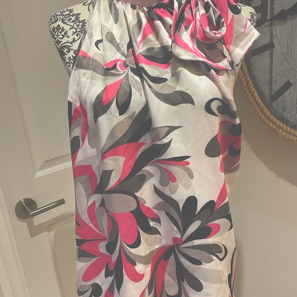 Silky halter top with sash around the neck area. - Picture 3 of 8